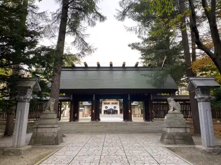 帯廣神社の山門・神門