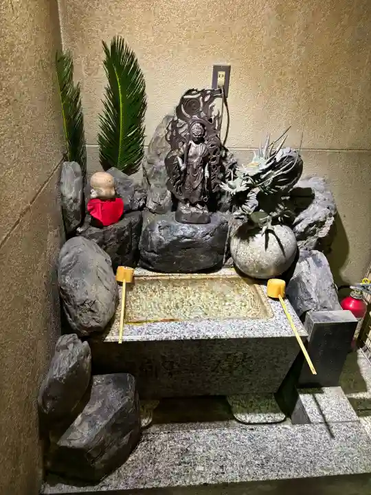 三瀧山不動院の{uncategorized: "未分類", other: "その他", undefined: "問題あり", building: "その他建物", grave: "お墓", sacred_gate: "鳥居", guardian: "狛犬", statue: "像", buddha: "仏像", history: "歴史", nature: "自然", garden: "庭園", animal: "動物", pagoda: "塔", temizu: "手水舎", mountain_gate: "山門・神門", sanctuary: "本殿・本堂", subordinate: "末社・摂社", art: "芸術", scenery: "景色", jizo: "地蔵", ema: "絵馬", goshuin: "御朱印", omikuji: "おみくじ", items: "授与品その他", amulet: "お守り", goshuincho: "御朱印帳", eats: "食事", festival: "お祭り", votive_dance: "神楽", shichigosan: "七五三参", wedding: "結婚式", experience: "体験その他", initially: "初詣", around: "周辺", anti_infection: "感染症対策"}