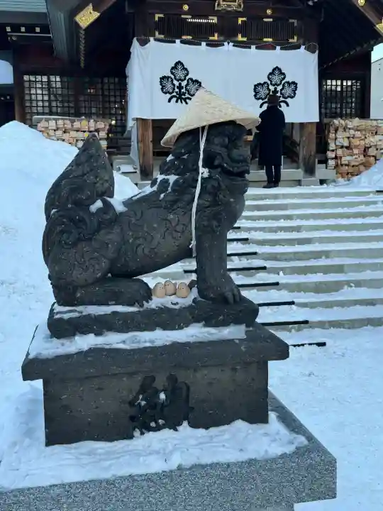 札幌諏訪神社の{uncategorized: "未分類", other: "その他", undefined: "問題あり", building: "その他建物", grave: "お墓", sacred_gate: "鳥居", guardian: "狛犬", statue: "像", buddha: "仏像", history: "歴史", nature: "自然", garden: "庭園", animal: "動物", pagoda: "塔", temizu: "手水舎", mountain_gate: "山門・神門", sanctuary: "本殿・本堂", subordinate: "末社・摂社", art: "芸術", scenery: "景色", jizo: "地蔵", ema: "絵馬", goshuin: "御朱印", omikuji: "おみくじ", items: "授与品その他", amulet: "お守り", goshuincho: "御朱印帳", eats: "食事", festival: "お祭り", votive_dance: "神楽", shichigosan: "七五三参", wedding: "結婚式", experience: "体験その他", initially: "初詣", around: "周辺", anti_infection: "感染症対策"}
