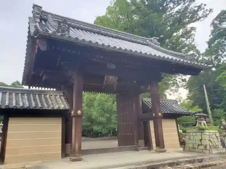 大宝神社の山門・神門