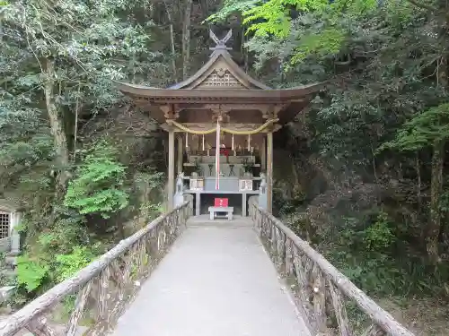 満願滝弁財天の本殿・本堂