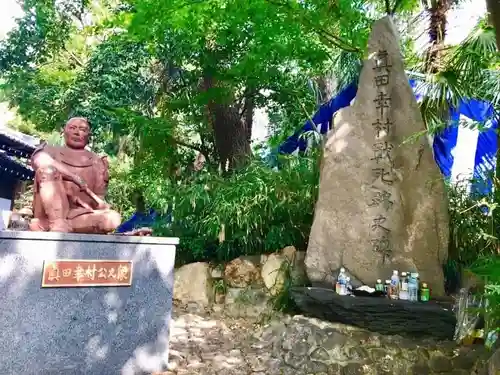 安居神社の像