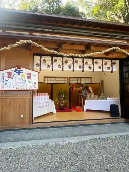 美多彌神社の{uncategorized: "未分類", other: "その他", undefined: "問題あり", building: "その他建物", grave: "お墓", sacred_gate: "鳥居", guardian: "狛犬", statue: "像", buddha: "仏像", history: "歴史", nature: "自然", garden: "庭園", animal: "動物", pagoda: "塔", temizu: "手水舎", mountain_gate: "山門・神門", sanctuary: "本殿・本堂", subordinate: "末社・摂社", art: "芸術", scenery: "景色", jizo: "地蔵", ema: "絵馬", goshuin: "御朱印", omikuji: "おみくじ", items: "授与品その他", amulet: "お守り", goshuincho: "御朱印帳", eats: "食事", festival: "お祭り", votive_dance: "神楽", shichigosan: "七五三参", wedding: "結婚式", experience: "体験その他", initially: "初詣", around: "周辺", anti_infection: "感染症対策"}