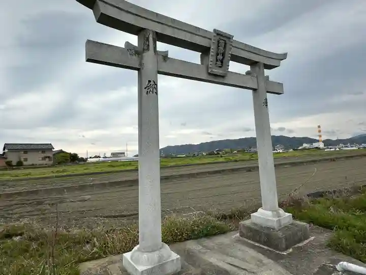雨降神社の{uncategorized: "未分類", other: "その他", undefined: "問題あり", building: "その他建物", grave: "お墓", sacred_gate: "鳥居", guardian: "狛犬", statue: "像", buddha: "仏像", history: "歴史", nature: "自然", garden: "庭園", animal: "動物", pagoda: "塔", temizu: "手水舎", mountain_gate: "山門・神門", sanctuary: "本殿・本堂", subordinate: "末社・摂社", art: "芸術", scenery: "景色", jizo: "地蔵", ema: "絵馬", goshuin: "御朱印", omikuji: "おみくじ", items: "授与品その他", amulet: "お守り", goshuincho: "御朱印帳", eats: "食事", festival: "お祭り", votive_dance: "神楽", shichigosan: "七五三参", wedding: "結婚式", experience: "体験その他", initially: "初詣", around: "周辺", anti_infection: "感染症対策"}