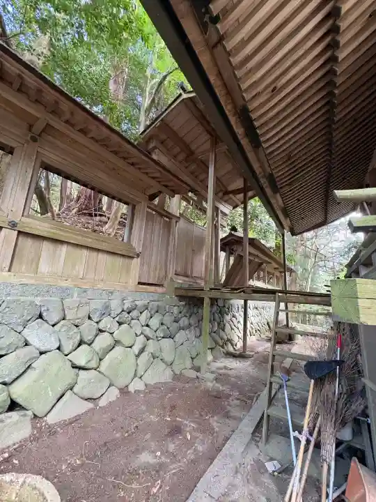 飛鳥川上坐宇須多岐比売命神社の{uncategorized: "未分類", other: "その他", undefined: "問題あり", building: "その他建物", grave: "お墓", sacred_gate: "鳥居", guardian: "狛犬", statue: "像", buddha: "仏像", history: "歴史", nature: "自然", garden: "庭園", animal: "動物", pagoda: "塔", temizu: "手水舎", mountain_gate: "山門・神門", sanctuary: "本殿・本堂", subordinate: "末社・摂社", art: "芸術", scenery: "景色", jizo: "地蔵", ema: "絵馬", goshuin: "御朱印", omikuji: "おみくじ", items: "授与品その他", amulet: "お守り", goshuincho: "御朱印帳", eats: "食事", festival: "お祭り", votive_dance: "神楽", shichigosan: "七五三参", wedding: "結婚式", experience: "体験その他", initially: "初詣", around: "周辺", anti_infection: "感染症対策"}