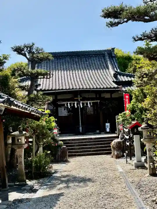 玉三稲荷神社の{uncategorized: "未分類", other: "その他", undefined: "問題あり", building: "その他建物", grave: "お墓", sacred_gate: "鳥居", guardian: "狛犬", statue: "像", buddha: "仏像", history: "歴史", nature: "自然", garden: "庭園", animal: "動物", pagoda: "塔", temizu: "手水舎", mountain_gate: "山門・神門", sanctuary: "本殿・本堂", subordinate: "末社・摂社", art: "芸術", scenery: "景色", jizo: "地蔵", ema: "絵馬", goshuin: "御朱印", omikuji: "おみくじ", items: "授与品その他", amulet: "お守り", goshuincho: "御朱印帳", eats: "食事", festival: "お祭り", votive_dance: "神楽", shichigosan: "七五三参", wedding: "結婚式", experience: "体験その他", initially: "初詣", around: "周辺", anti_infection: "感染症対策"}