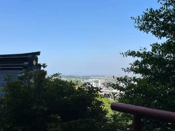 御館山稲荷神社の{uncategorized: "未分類", other: "その他", undefined: "問題あり", building: "その他建物", grave: "お墓", sacred_gate: "鳥居", guardian: "狛犬", statue: "像", buddha: "仏像", history: "歴史", nature: "自然", garden: "庭園", animal: "動物", pagoda: "塔", temizu: "手水舎", mountain_gate: "山門・神門", sanctuary: "本殿・本堂", subordinate: "末社・摂社", art: "芸術", scenery: "景色", jizo: "地蔵", ema: "絵馬", goshuin: "御朱印", omikuji: "おみくじ", items: "授与品その他", amulet: "お守り", goshuincho: "御朱印帳", eats: "食事", festival: "お祭り", votive_dance: "神楽", shichigosan: "七五三参", wedding: "結婚式", experience: "体験その他", initially: "初詣", around: "周辺", anti_infection: "感染症対策"}