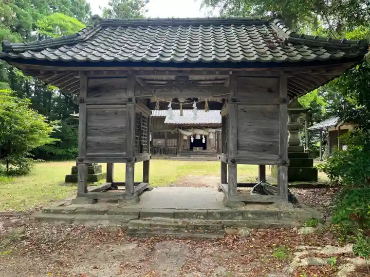六所神社の{uncategorized: "未分類", other: "その他", undefined: "問題あり", building: "その他建物", grave: "お墓", sacred_gate: "鳥居", guardian: "狛犬", statue: "像", buddha: "仏像", history: "歴史", nature: "自然", garden: "庭園", animal: "動物", pagoda: "塔", temizu: "手水舎", mountain_gate: "山門・神門", sanctuary: "本殿・本堂", subordinate: "末社・摂社", art: "芸術", scenery: "景色", jizo: "地蔵", ema: "絵馬", goshuin: "御朱印", omikuji: "おみくじ", items: "授与品その他", amulet: "お守り", goshuincho: "御朱印帳", eats: "食事", festival: "お祭り", votive_dance: "神楽", shichigosan: "七五三参", wedding: "結婚式", experience: "体験その他", initially: "初詣", around: "周辺", anti_infection: "感染症対策"}