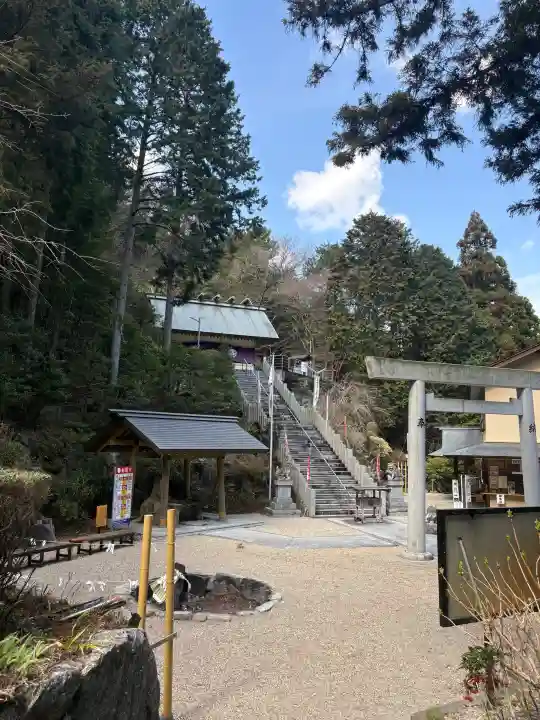 猿田彦三河神社の{uncategorized: "未分類", other: "その他", undefined: "問題あり", building: "その他建物", grave: "お墓", sacred_gate: "鳥居", guardian: "狛犬", statue: "像", buddha: "仏像", history: "歴史", nature: "自然", garden: "庭園", animal: "動物", pagoda: "塔", temizu: "手水舎", mountain_gate: "山門・神門", sanctuary: "本殿・本堂", subordinate: "末社・摂社", art: "芸術", scenery: "景色", jizo: "地蔵", ema: "絵馬", goshuin: "御朱印", omikuji: "おみくじ", items: "授与品その他", amulet: "お守り", goshuincho: "御朱印帳", eats: "食事", festival: "お祭り", votive_dance: "神楽", shichigosan: "七五三参", wedding: "結婚式", experience: "体験その他", initially: "初詣", around: "周辺", anti_infection: "感染症対策"}