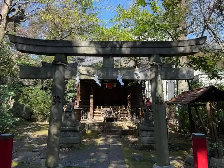 四合稲荷神社の{uncategorized: "未分類", other: "その他", undefined: "問題あり", building: "その他建物", grave: "お墓", sacred_gate: "鳥居", guardian: "狛犬", statue: "像", buddha: "仏像", history: "歴史", nature: "自然", garden: "庭園", animal: "動物", pagoda: "塔", temizu: "手水舎", mountain_gate: "山門・神門", sanctuary: "本殿・本堂", subordinate: "末社・摂社", art: "芸術", scenery: "景色", jizo: "地蔵", ema: "絵馬", goshuin: "御朱印", omikuji: "おみくじ", items: "授与品その他", amulet: "お守り", goshuincho: "御朱印帳", eats: "食事", festival: "お祭り", votive_dance: "神楽", shichigosan: "七五三参", wedding: "結婚式", experience: "体験その他", initially: "初詣", around: "周辺", anti_infection: "感染症対策"}