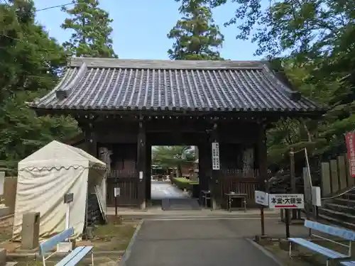 白峯寺の山門