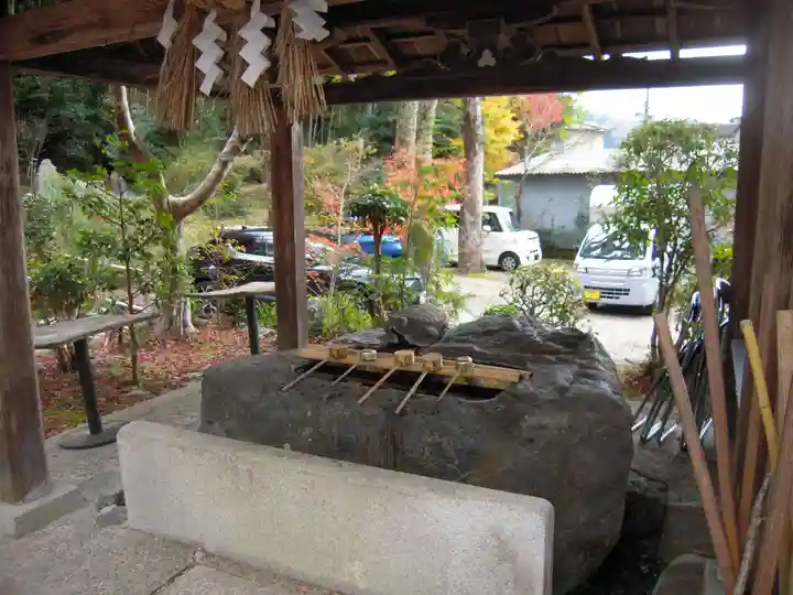 等彌神社の手水舎
