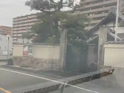 御嶽教木曽川照王教会の山門・神門