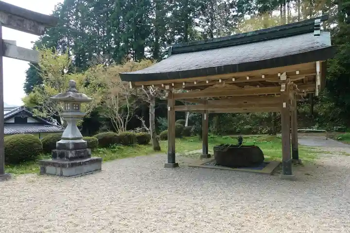 八咫烏神社の手水舎