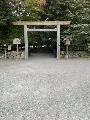 月夜見宮（豊受大神宮別宮）の{uncategorized: "未分類", other: "その他", undefined: "問題あり", building: "その他建物", grave: "お墓", sacred_gate: "鳥居", guardian: "狛犬", statue: "像", buddha: "仏像", history: "歴史", nature: "自然", garden: "庭園", animal: "動物", pagoda: "塔", temizu: "手水舎", mountain_gate: "山門・神門", sanctuary: "本殿・本堂", subordinate: "末社・摂社", art: "芸術", scenery: "景色", jizo: "地蔵", ema: "絵馬", goshuin: "御朱印", omikuji: "おみくじ", items: "授与品その他", amulet: "お守り", goshuincho: "御朱印帳", eats: "食事", festival: "お祭り", votive_dance: "神楽", shichigosan: "七五三参", wedding: "結婚式", experience: "体験その他", initially: "初詣", around: "周辺", anti_infection: "感染症対策"}