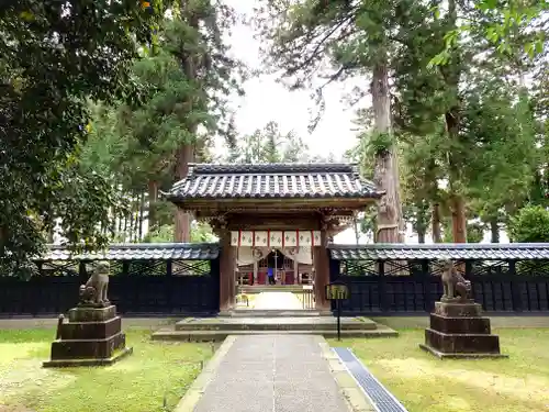 守りの神　藤基神社の山門・神門