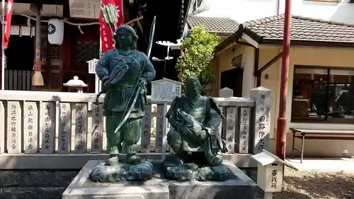 三石神社の像