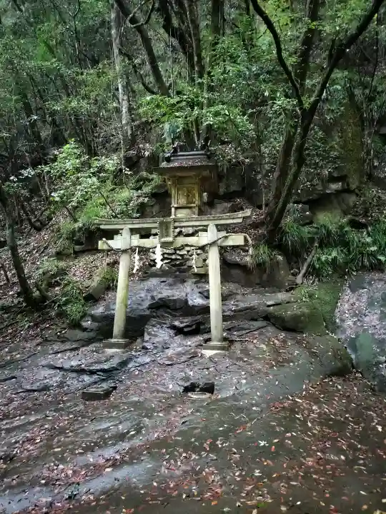 龍鎮神社の{uncategorized: "未分類", other: "その他", undefined: "問題あり", building: "その他建物", grave: "お墓", sacred_gate: "鳥居", guardian: "狛犬", statue: "像", buddha: "仏像", history: "歴史", nature: "自然", garden: "庭園", animal: "動物", pagoda: "塔", temizu: "手水舎", mountain_gate: "山門・神門", sanctuary: "本殿・本堂", subordinate: "末社・摂社", art: "芸術", scenery: "景色", jizo: "地蔵", ema: "絵馬", goshuin: "御朱印", omikuji: "おみくじ", items: "授与品その他", amulet: "お守り", goshuincho: "御朱印帳", eats: "食事", festival: "お祭り", votive_dance: "神楽", shichigosan: "七五三参", wedding: "結婚式", experience: "体験その他", initially: "初詣", around: "周辺", anti_infection: "感染症対策"}