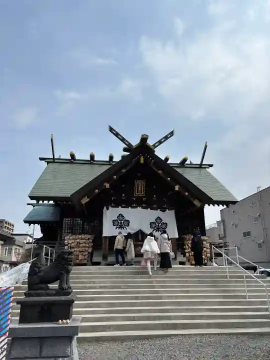 札幌諏訪神社の{uncategorized: "未分類", other: "その他", undefined: "問題あり", building: "その他建物", grave: "お墓", sacred_gate: "鳥居", guardian: "狛犬", statue: "像", buddha: "仏像", history: "歴史", nature: "自然", garden: "庭園", animal: "動物", pagoda: "塔", temizu: "手水舎", mountain_gate: "山門・神門", sanctuary: "本殿・本堂", subordinate: "末社・摂社", art: "芸術", scenery: "景色", jizo: "地蔵", ema: "絵馬", goshuin: "御朱印", omikuji: "おみくじ", items: "授与品その他", amulet: "お守り", goshuincho: "御朱印帳", eats: "食事", festival: "お祭り", votive_dance: "神楽", shichigosan: "七五三参", wedding: "結婚式", experience: "体験その他", initially: "初詣", around: "周辺", anti_infection: "感染症対策"}
