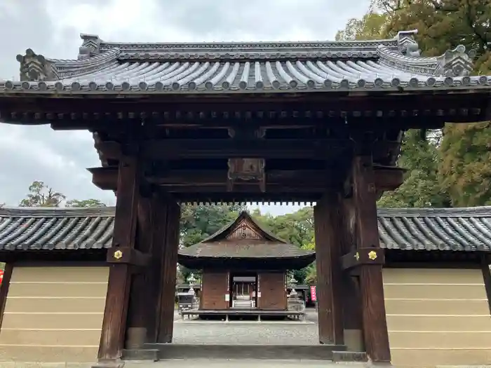 大宝神社の山門