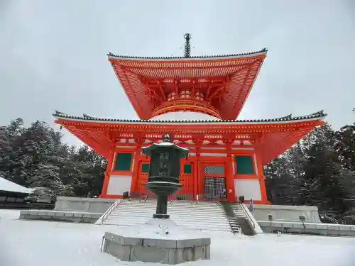 根本大塔　高野山金剛峯寺の{uncategorized: "未分類", other: "その他", undefined: "問題あり", building: "その他建物", grave: "お墓", sacred_gate: "鳥居", guardian: "狛犬", statue: "像", buddha: "仏像", history: "歴史", nature: "自然", garden: "庭園", animal: "動物", pagoda: "塔", temizu: "手水舎", mountain_gate: "山門・神門", sanctuary: "本殿・本堂", subordinate: "末社・摂社", art: "芸術", scenery: "景色", jizo: "地蔵", ema: "絵馬", goshuin: "御朱印", omikuji: "おみくじ", items: "授与品その他", amulet: "お守り", goshuincho: "御朱印帳", eats: "食事", festival: "お祭り", votive_dance: "神楽", shichigosan: "七五三参", wedding: "結婚式", experience: "体験その他", initially: "初詣", around: "周辺", anti_infection: "感染症対策"}