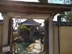 新薬師寺の山門