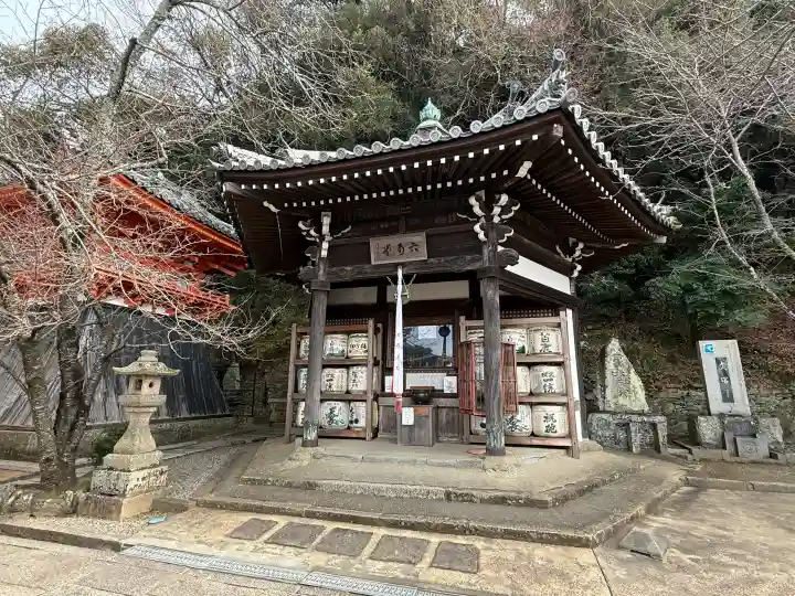 金剛宝寺(紀三井寺)の{uncategorized: "未分類", other: "その他", undefined: "問題あり", building: "その他建物", grave: "お墓", sacred_gate: "鳥居", guardian: "狛犬", statue: "像", buddha: "仏像", history: "歴史", nature: "自然", garden: "庭園", animal: "動物", pagoda: "塔", temizu: "手水舎", mountain_gate: "山門・神門", sanctuary: "本殿・本堂", subordinate: "末社・摂社", art: "芸術", scenery: "景色", jizo: "地蔵", ema: "絵馬", goshuin: "御朱印", omikuji: "おみくじ", items: "授与品その他", amulet: "お守り", goshuincho: "御朱印帳", eats: "食事", festival: "お祭り", votive_dance: "神楽", shichigosan: "七五三参", wedding: "結婚式", experience: "体験その他", initially: "初詣", around: "周辺", anti_infection: "感染症対策"}