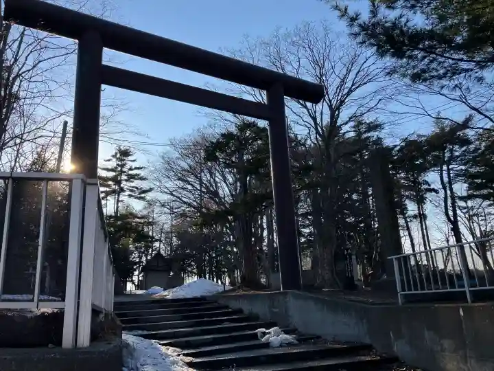 北広島市総鎮守 廣島神社の{uncategorized: "未分類", other: "その他", undefined: "問題あり", building: "その他建物", grave: "お墓", sacred_gate: "鳥居", guardian: "狛犬", statue: "像", buddha: "仏像", history: "歴史", nature: "自然", garden: "庭園", animal: "動物", pagoda: "塔", temizu: "手水舎", mountain_gate: "山門・神門", sanctuary: "本殿・本堂", subordinate: "末社・摂社", art: "芸術", scenery: "景色", jizo: "地蔵", ema: "絵馬", goshuin: "御朱印", omikuji: "おみくじ", items: "授与品その他", amulet: "お守り", goshuincho: "御朱印帳", eats: "食事", festival: "お祭り", votive_dance: "神楽", shichigosan: "七五三参", wedding: "結婚式", experience: "体験その他", initially: "初詣", around: "周辺", anti_infection: "感染症対策"}