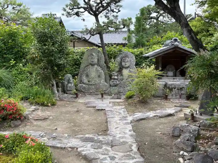 禅華院の{uncategorized: "未分類", other: "その他", undefined: "問題あり", building: "その他建物", grave: "お墓", sacred_gate: "鳥居", guardian: "狛犬", statue: "像", buddha: "仏像", history: "歴史", nature: "自然", garden: "庭園", animal: "動物", pagoda: "塔", temizu: "手水舎", mountain_gate: "山門・神門", sanctuary: "本殿・本堂", subordinate: "末社・摂社", art: "芸術", scenery: "景色", jizo: "地蔵", ema: "絵馬", goshuin: "御朱印", omikuji: "おみくじ", items: "授与品その他", amulet: "お守り", goshuincho: "御朱印帳", eats: "食事", festival: "お祭り", votive_dance: "神楽", shichigosan: "七五三参", wedding: "結婚式", experience: "体験その他", initially: "初詣", around: "周辺", anti_infection: "感染症対策"}