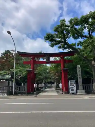 彌彦神社　(伊夜日子神社)の{uncategorized: "未分類", other: "その他", undefined: "問題あり", building: "その他建物", grave: "お墓", sacred_gate: "鳥居", guardian: "狛犬", statue: "像", buddha: "仏像", history: "歴史", nature: "自然", garden: "庭園", animal: "動物", pagoda: "塔", temizu: "手水舎", mountain_gate: "山門・神門", sanctuary: "本殿・本堂", subordinate: "末社・摂社", art: "芸術", scenery: "景色", jizo: "地蔵", ema: "絵馬", goshuin: "御朱印", omikuji: "おみくじ", items: "授与品その他", amulet: "お守り", goshuincho: "御朱印帳", eats: "食事", festival: "お祭り", votive_dance: "神楽", shichigosan: "七五三参", wedding: "結婚式", experience: "体験その他", initially: "初詣", around: "周辺", anti_infection: "感染症対策"}