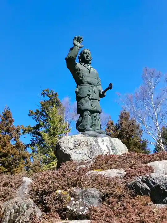 三峯神社の{uncategorized: "未分類", other: "その他", undefined: "問題あり", building: "その他建物", grave: "お墓", sacred_gate: "鳥居", guardian: "狛犬", statue: "像", buddha: "仏像", history: "歴史", nature: "自然", garden: "庭園", animal: "動物", pagoda: "塔", temizu: "手水舎", mountain_gate: "山門・神門", sanctuary: "本殿・本堂", subordinate: "末社・摂社", art: "芸術", scenery: "景色", jizo: "地蔵", ema: "絵馬", goshuin: "御朱印", omikuji: "おみくじ", items: "授与品その他", amulet: "お守り", goshuincho: "御朱印帳", eats: "食事", festival: "お祭り", votive_dance: "神楽", shichigosan: "七五三参", wedding: "結婚式", experience: "体験その他", initially: "初詣", around: "周辺", anti_infection: "感染症対策"}