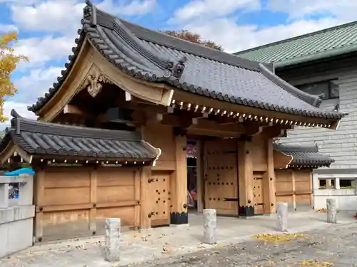 西新井大師総持寺の山門・神門