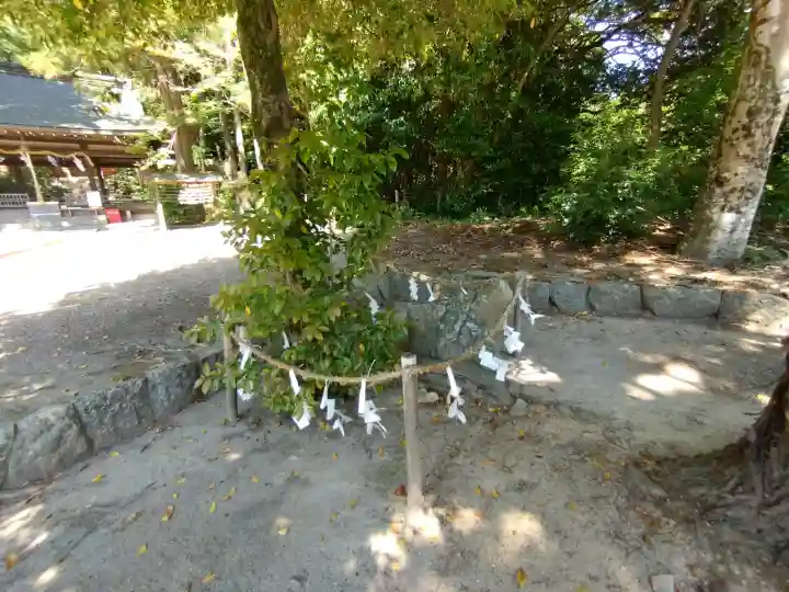 矢田坐久志玉比古神社の{uncategorized: "未分類", other: "その他", undefined: "問題あり", building: "その他建物", grave: "お墓", sacred_gate: "鳥居", guardian: "狛犬", statue: "像", buddha: "仏像", history: "歴史", nature: "自然", garden: "庭園", animal: "動物", pagoda: "塔", temizu: "手水舎", mountain_gate: "山門・神門", sanctuary: "本殿・本堂", subordinate: "末社・摂社", art: "芸術", scenery: "景色", jizo: "地蔵", ema: "絵馬", goshuin: "御朱印", omikuji: "おみくじ", items: "授与品その他", amulet: "お守り", goshuincho: "御朱印帳", eats: "食事", festival: "お祭り", votive_dance: "神楽", shichigosan: "七五三参", wedding: "結婚式", experience: "体験その他", initially: "初詣", around: "周辺", anti_infection: "感染症対策"}