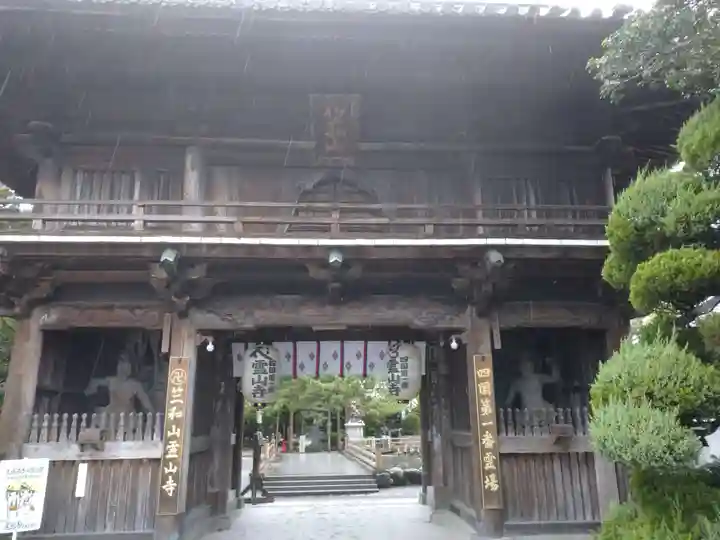 霊山寺の山門・神門