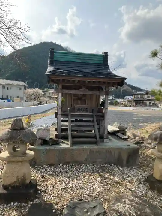鮎神社の{uncategorized: "未分類", other: "その他", undefined: "問題あり", building: "その他建物", grave: "お墓", sacred_gate: "鳥居", guardian: "狛犬", statue: "像", buddha: "仏像", history: "歴史", nature: "自然", garden: "庭園", animal: "動物", pagoda: "塔", temizu: "手水舎", mountain_gate: "山門・神門", sanctuary: "本殿・本堂", subordinate: "末社・摂社", art: "芸術", scenery: "景色", jizo: "地蔵", ema: "絵馬", goshuin: "御朱印", omikuji: "おみくじ", items: "授与品その他", amulet: "お守り", goshuincho: "御朱印帳", eats: "食事", festival: "お祭り", votive_dance: "神楽", shichigosan: "七五三参", wedding: "結婚式", experience: "体験その他", initially: "初詣", around: "周辺", anti_infection: "感染症対策"}