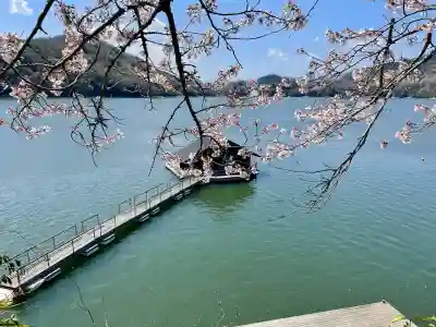 御供岩の{uncategorized: "未分類", other: "その他", undefined: "問題あり", building: "その他建物", grave: "お墓", sacred_gate: "鳥居", guardian: "狛犬", statue: "像", buddha: "仏像", history: "歴史", nature: "自然", garden: "庭園", animal: "動物", pagoda: "塔", temizu: "手水舎", mountain_gate: "山門・神門", sanctuary: "本殿・本堂", subordinate: "末社・摂社", art: "芸術", scenery: "景色", jizo: "地蔵", ema: "絵馬", goshuin: "御朱印", omikuji: "おみくじ", items: "授与品その他", amulet: "お守り", goshuincho: "御朱印帳", eats: "食事", festival: "お祭り", votive_dance: "神楽", shichigosan: "七五三参", wedding: "結婚式", experience: "体験その他", initially: "初詣", around: "周辺", anti_infection: "感染症対策"}