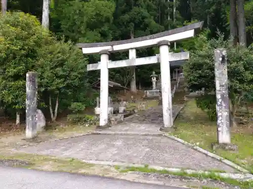 蔵王社の{uncategorized: "未分類", other: "その他", undefined: "問題あり", building: "その他建物", grave: "お墓", sacred_gate: "鳥居", guardian: "狛犬", statue: "像", buddha: "仏像", history: "歴史", nature: "自然", garden: "庭園", animal: "動物", pagoda: "塔", temizu: "手水舎", mountain_gate: "山門・神門", sanctuary: "本殿・本堂", subordinate: "末社・摂社", art: "芸術", scenery: "景色", jizo: "地蔵", ema: "絵馬", goshuin: "御朱印", omikuji: "おみくじ", items: "授与品その他", amulet: "お守り", goshuincho: "御朱印帳", eats: "食事", festival: "お祭り", votive_dance: "神楽", shichigosan: "七五三参", wedding: "結婚式", experience: "体験その他", initially: "初詣", around: "周辺", anti_infection: "感染症対策"}