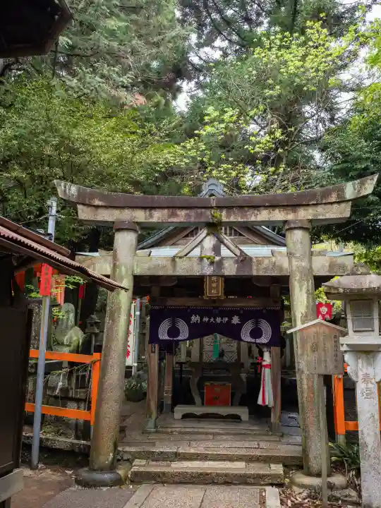 伏見稲荷大社間ノ峰(荷田社神蹟・ 伊勢大神)の{uncategorized: "未分類", other: "その他", undefined: "問題あり", building: "その他建物", grave: "お墓", sacred_gate: "鳥居", guardian: "狛犬", statue: "像", buddha: "仏像", history: "歴史", nature: "自然", garden: "庭園", animal: "動物", pagoda: "塔", temizu: "手水舎", mountain_gate: "山門・神門", sanctuary: "本殿・本堂", subordinate: "末社・摂社", art: "芸術", scenery: "景色", jizo: "地蔵", ema: "絵馬", goshuin: "御朱印", omikuji: "おみくじ", items: "授与品その他", amulet: "お守り", goshuincho: "御朱印帳", eats: "食事", festival: "お祭り", votive_dance: "神楽", shichigosan: "七五三参", wedding: "結婚式", experience: "体験その他", initially: "初詣", around: "周辺", anti_infection: "感染症対策"}