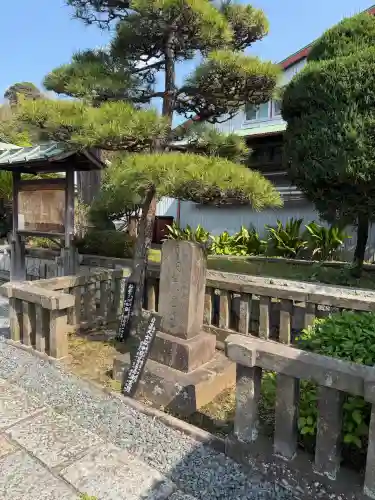 上行寺の{uncategorized: "未分類", other: "その他", undefined: "問題あり", building: "その他建物", grave: "お墓", sacred_gate: "鳥居", guardian: "狛犬", statue: "像", buddha: "仏像", history: "歴史", nature: "自然", garden: "庭園", animal: "動物", pagoda: "塔", temizu: "手水舎", mountain_gate: "山門・神門", sanctuary: "本殿・本堂", subordinate: "末社・摂社", art: "芸術", scenery: "景色", jizo: "地蔵", ema: "絵馬", goshuin: "御朱印", omikuji: "おみくじ", items: "授与品その他", amulet: "お守り", goshuincho: "御朱印帳", eats: "食事", festival: "お祭り", votive_dance: "神楽", shichigosan: "七五三参", wedding: "結婚式", experience: "体験その他", initially: "初詣", around: "周辺", anti_infection: "感染症対策"}
