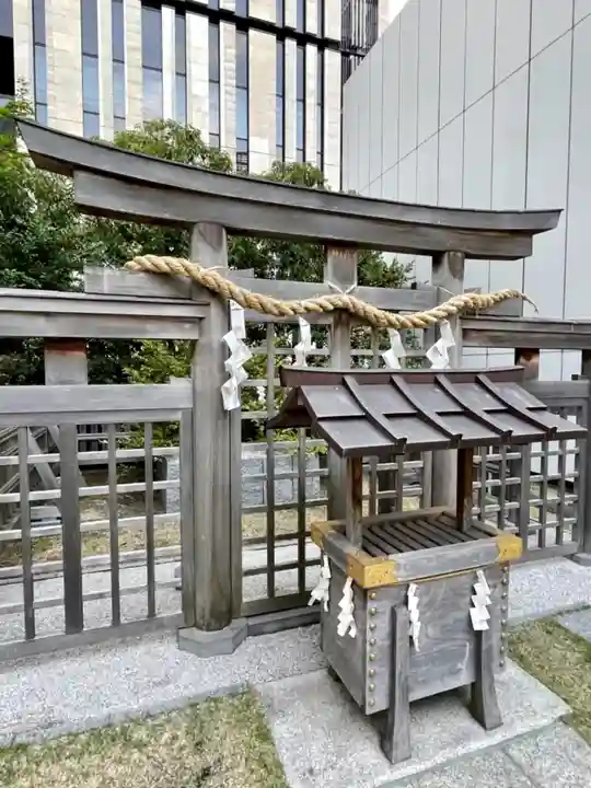 ギンザコマツ三輪神社の鳥居