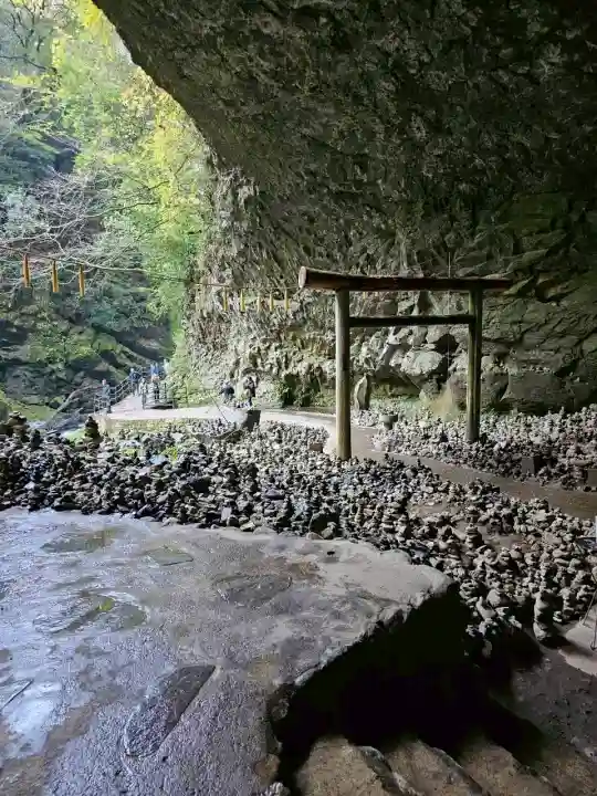 天安河原宮の{uncategorized: "未分類", other: "その他", undefined: "問題あり", building: "その他建物", grave: "お墓", sacred_gate: "鳥居", guardian: "狛犬", statue: "像", buddha: "仏像", history: "歴史", nature: "自然", garden: "庭園", animal: "動物", pagoda: "塔", temizu: "手水舎", mountain_gate: "山門・神門", sanctuary: "本殿・本堂", subordinate: "末社・摂社", art: "芸術", scenery: "景色", jizo: "地蔵", ema: "絵馬", goshuin: "御朱印", omikuji: "おみくじ", items: "授与品その他", amulet: "お守り", goshuincho: "御朱印帳", eats: "食事", festival: "お祭り", votive_dance: "神楽", shichigosan: "七五三参", wedding: "結婚式", experience: "体験その他", initially: "初詣", around: "周辺", anti_infection: "感染症対策"}