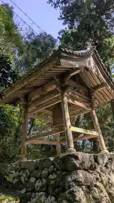 安楽寺釈迦堂の{uncategorized: "未分類", other: "その他", undefined: "問題あり", building: "その他建物", grave: "お墓", sacred_gate: "鳥居", guardian: "狛犬", statue: "像", buddha: "仏像", history: "歴史", nature: "自然", garden: "庭園", animal: "動物", pagoda: "塔", temizu: "手水舎", mountain_gate: "山門・神門", sanctuary: "本殿・本堂", subordinate: "末社・摂社", art: "芸術", scenery: "景色", jizo: "地蔵", ema: "絵馬", goshuin: "御朱印", omikuji: "おみくじ", items: "授与品その他", amulet: "お守り", goshuincho: "御朱印帳", eats: "食事", festival: "お祭り", votive_dance: "神楽", shichigosan: "七五三参", wedding: "結婚式", experience: "体験その他", initially: "初詣", around: "周辺", anti_infection: "感染症対策"}