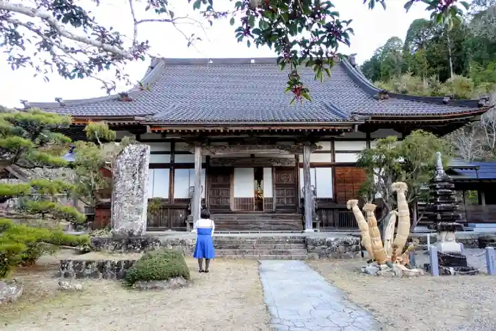 医王寺の本殿・本堂
