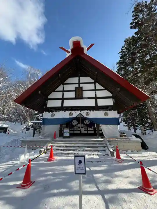 定山渓神社の{uncategorized: "未分類", other: "その他", undefined: "問題あり", building: "その他建物", grave: "お墓", sacred_gate: "鳥居", guardian: "狛犬", statue: "像", buddha: "仏像", history: "歴史", nature: "自然", garden: "庭園", animal: "動物", pagoda: "塔", temizu: "手水舎", mountain_gate: "山門・神門", sanctuary: "本殿・本堂", subordinate: "末社・摂社", art: "芸術", scenery: "景色", jizo: "地蔵", ema: "絵馬", goshuin: "御朱印", omikuji: "おみくじ", items: "授与品その他", amulet: "お守り", goshuincho: "御朱印帳", eats: "食事", festival: "お祭り", votive_dance: "神楽", shichigosan: "七五三参", wedding: "結婚式", experience: "体験その他", initially: "初詣", around: "周辺", anti_infection: "感染症対策"}