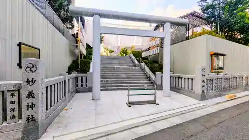 駒込妙義神社の鳥居