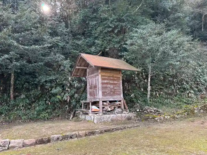 熊野神社(久米神社下の宮)の{uncategorized: "未分類", other: "その他", undefined: "問題あり", building: "その他建物", grave: "お墓", sacred_gate: "鳥居", guardian: "狛犬", statue: "像", buddha: "仏像", history: "歴史", nature: "自然", garden: "庭園", animal: "動物", pagoda: "塔", temizu: "手水舎", mountain_gate: "山門・神門", sanctuary: "本殿・本堂", subordinate: "末社・摂社", art: "芸術", scenery: "景色", jizo: "地蔵", ema: "絵馬", goshuin: "御朱印", omikuji: "おみくじ", items: "授与品その他", amulet: "お守り", goshuincho: "御朱印帳", eats: "食事", festival: "お祭り", votive_dance: "神楽", shichigosan: "七五三参", wedding: "結婚式", experience: "体験その他", initially: "初詣", around: "周辺", anti_infection: "感染症対策"}
