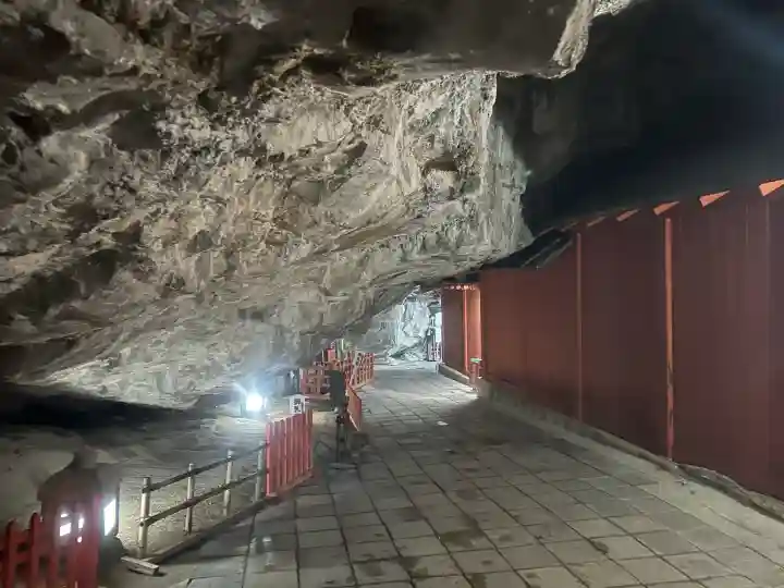 鵜戸神宮の{uncategorized: "未分類", other: "その他", undefined: "問題あり", building: "その他建物", grave: "お墓", sacred_gate: "鳥居", guardian: "狛犬", statue: "像", buddha: "仏像", history: "歴史", nature: "自然", garden: "庭園", animal: "動物", pagoda: "塔", temizu: "手水舎", mountain_gate: "山門・神門", sanctuary: "本殿・本堂", subordinate: "末社・摂社", art: "芸術", scenery: "景色", jizo: "地蔵", ema: "絵馬", goshuin: "御朱印", omikuji: "おみくじ", items: "授与品その他", amulet: "お守り", goshuincho: "御朱印帳", eats: "食事", festival: "お祭り", votive_dance: "神楽", shichigosan: "七五三参", wedding: "結婚式", experience: "体験その他", initially: "初詣", around: "周辺", anti_infection: "感染症対策"}
