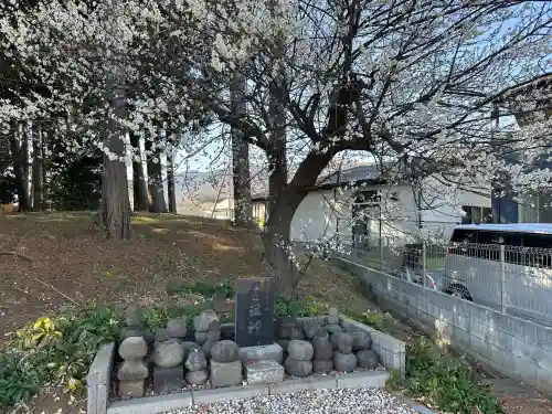 雷電神社の{uncategorized: "未分類", other: "その他", undefined: "問題あり", building: "その他建物", grave: "お墓", sacred_gate: "鳥居", guardian: "狛犬", statue: "像", buddha: "仏像", history: "歴史", nature: "自然", garden: "庭園", animal: "動物", pagoda: "塔", temizu: "手水舎", mountain_gate: "山門・神門", sanctuary: "本殿・本堂", subordinate: "末社・摂社", art: "芸術", scenery: "景色", jizo: "地蔵", ema: "絵馬", goshuin: "御朱印", omikuji: "おみくじ", items: "授与品その他", amulet: "お守り", goshuincho: "御朱印帳", eats: "食事", festival: "お祭り", votive_dance: "神楽", shichigosan: "七五三参", wedding: "結婚式", experience: "体験その他", initially: "初詣", around: "周辺", anti_infection: "感染症対策"}