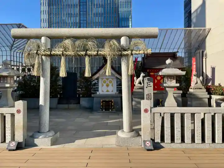 三囲神社(三圍神社)日本橋摂社の{uncategorized: "未分類", other: "その他", undefined: "問題あり", building: "その他建物", grave: "お墓", sacred_gate: "鳥居", guardian: "狛犬", statue: "像", buddha: "仏像", history: "歴史", nature: "自然", garden: "庭園", animal: "動物", pagoda: "塔", temizu: "手水舎", mountain_gate: "山門・神門", sanctuary: "本殿・本堂", subordinate: "末社・摂社", art: "芸術", scenery: "景色", jizo: "地蔵", ema: "絵馬", goshuin: "御朱印", omikuji: "おみくじ", items: "授与品その他", amulet: "お守り", goshuincho: "御朱印帳", eats: "食事", festival: "お祭り", votive_dance: "神楽", shichigosan: "七五三参", wedding: "結婚式", experience: "体験その他", initially: "初詣", around: "周辺", anti_infection: "感染症対策"}