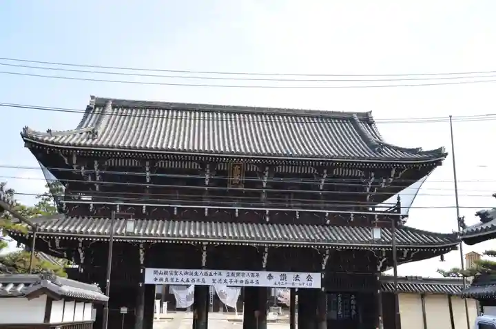 本山専修寺の山門・神門